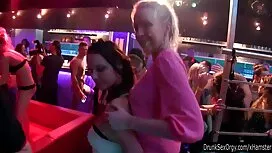 Roxy James trên ghế  ...