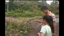 Cô gái đang ngồi ở t ...