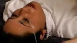 Trong phòng tắm anh  ...